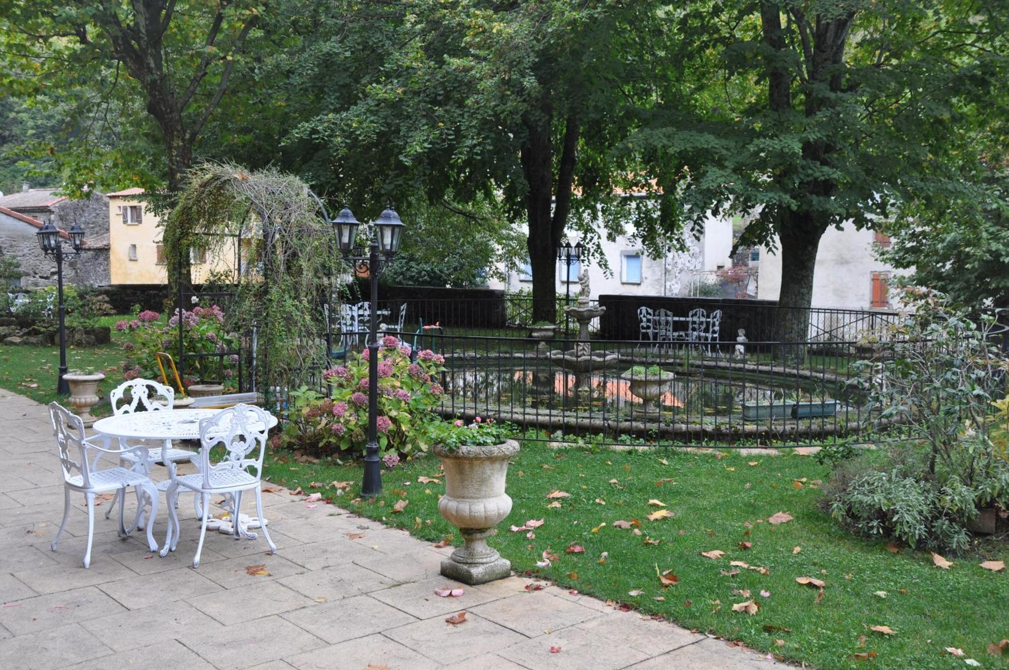 Logis Hostellerie Du Grand Duc Hotel Restaurant Gincla Extérieur photo